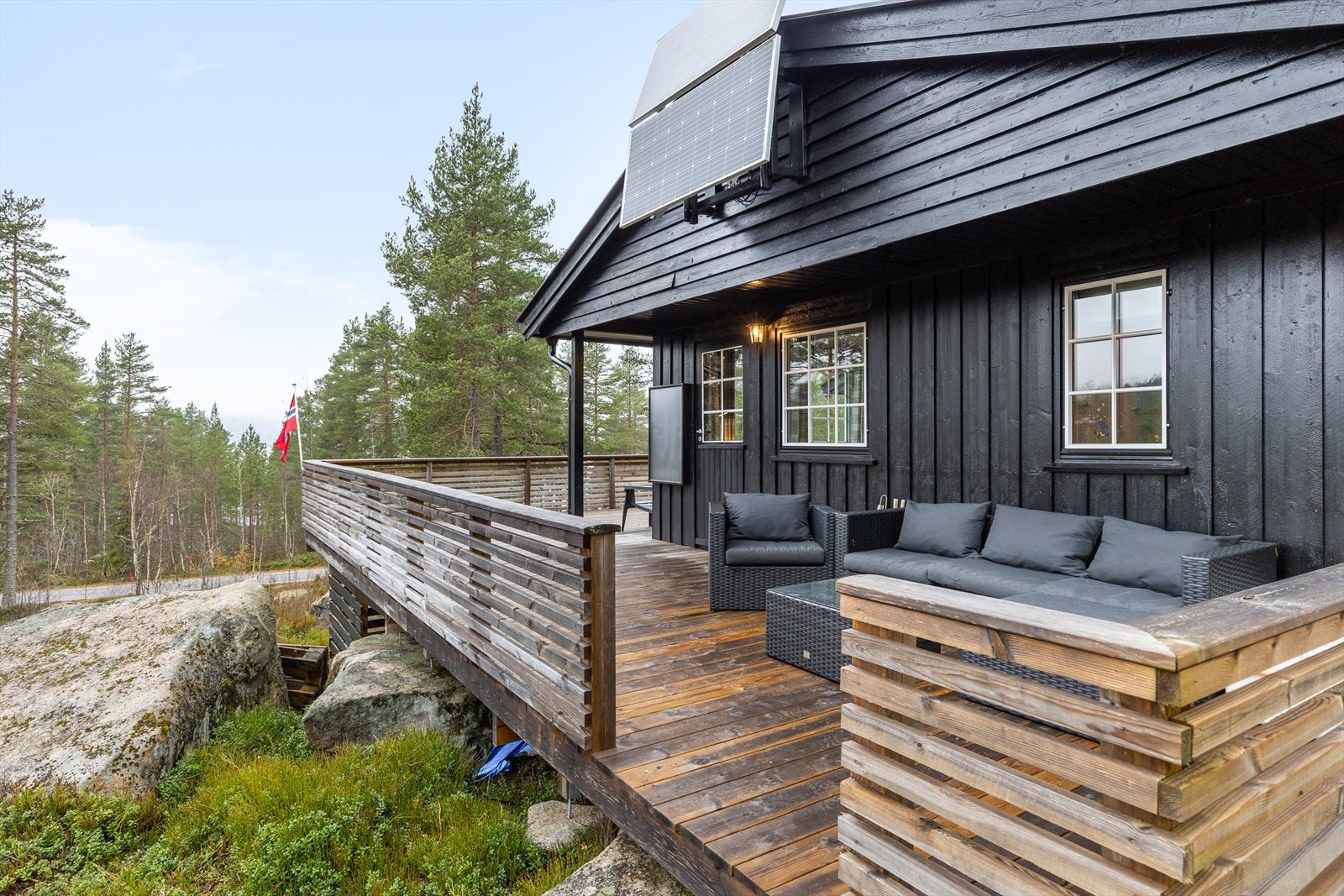 Terrassen har god plass og mulighet for flere soner med sittegruppe Galleribilde