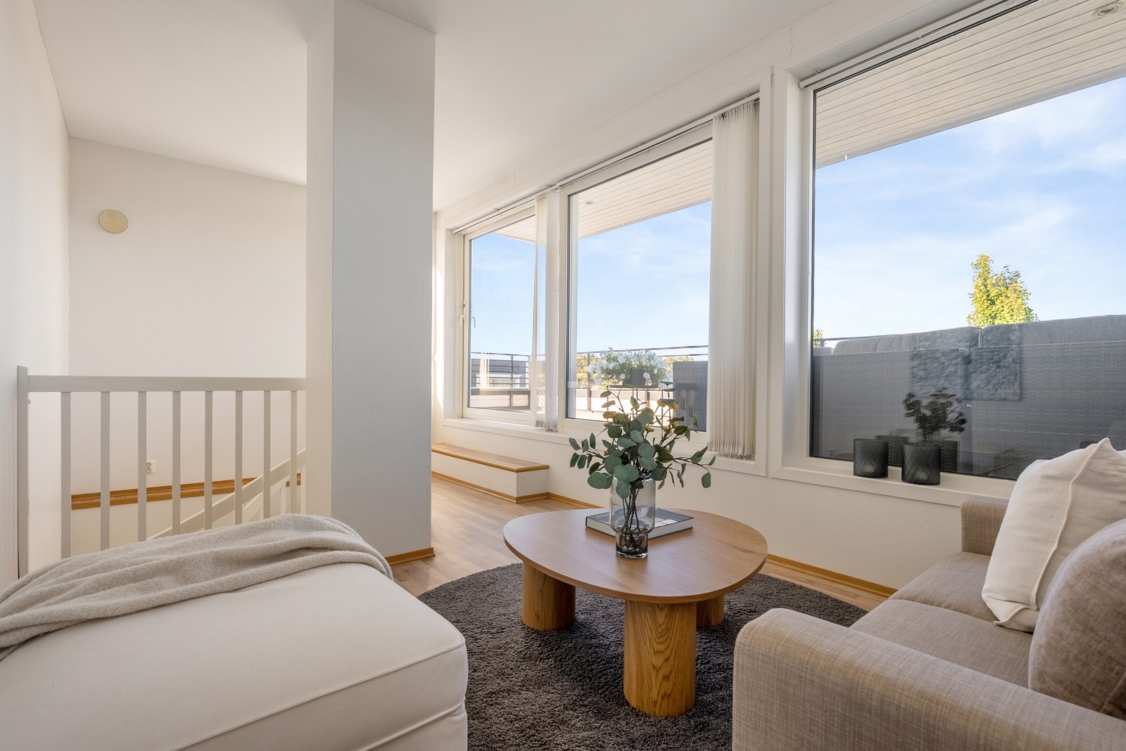 En egen etasje med et hyggelig og privat oppholdsrom, hvor store vindusflater mot takterrassen slipper inn godt med naturlig lys og gir en åpen følelse Galleribilde