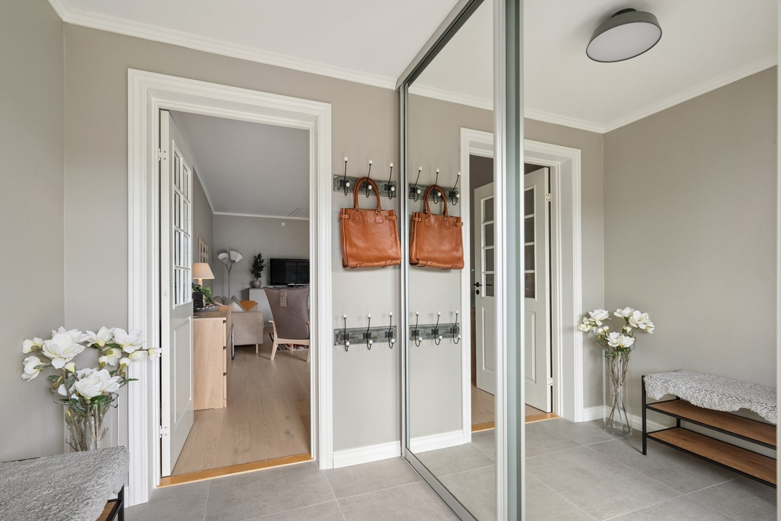 En romslig skyvedørsgarderobe i gangen gir gode oppbevaringsmuligheter. Galleribilde