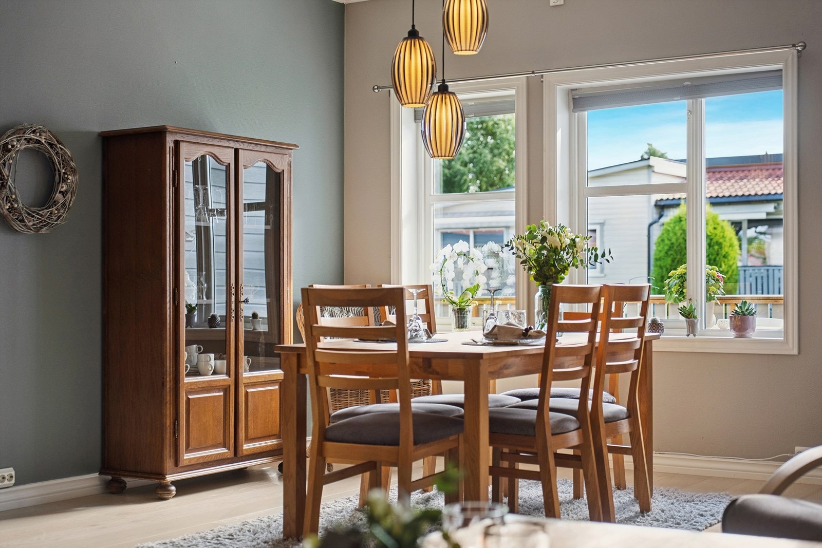 Fra spisestuen er det utsyn mot terrassen, og vindusflatene tilføyer rikelig med naturlig lysinnslipp i rommet. Galleribilde