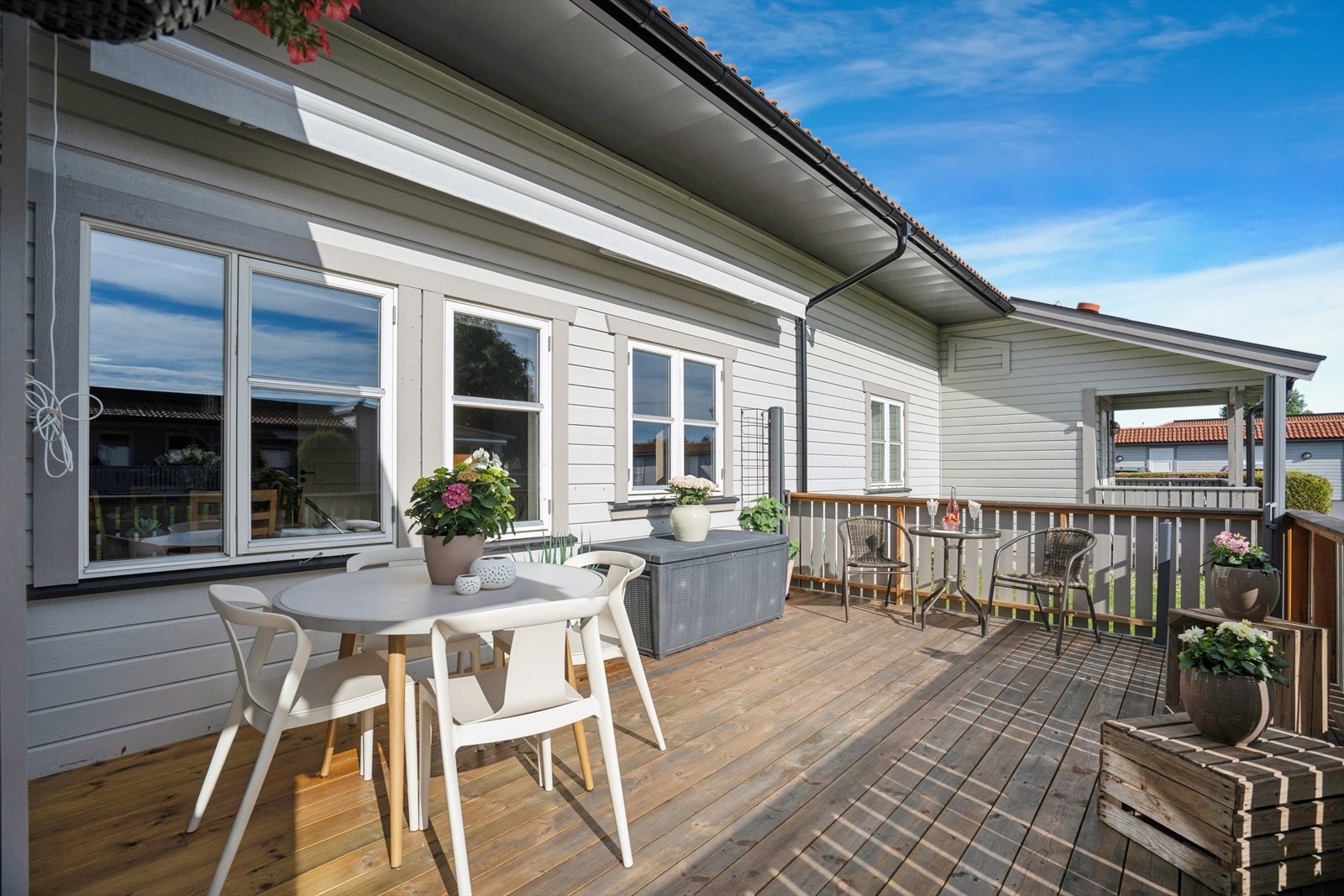 Ny, romslig terrasse på 21 m² bygget i 2024, med god plass til flere sittegrupper. Galleribilde