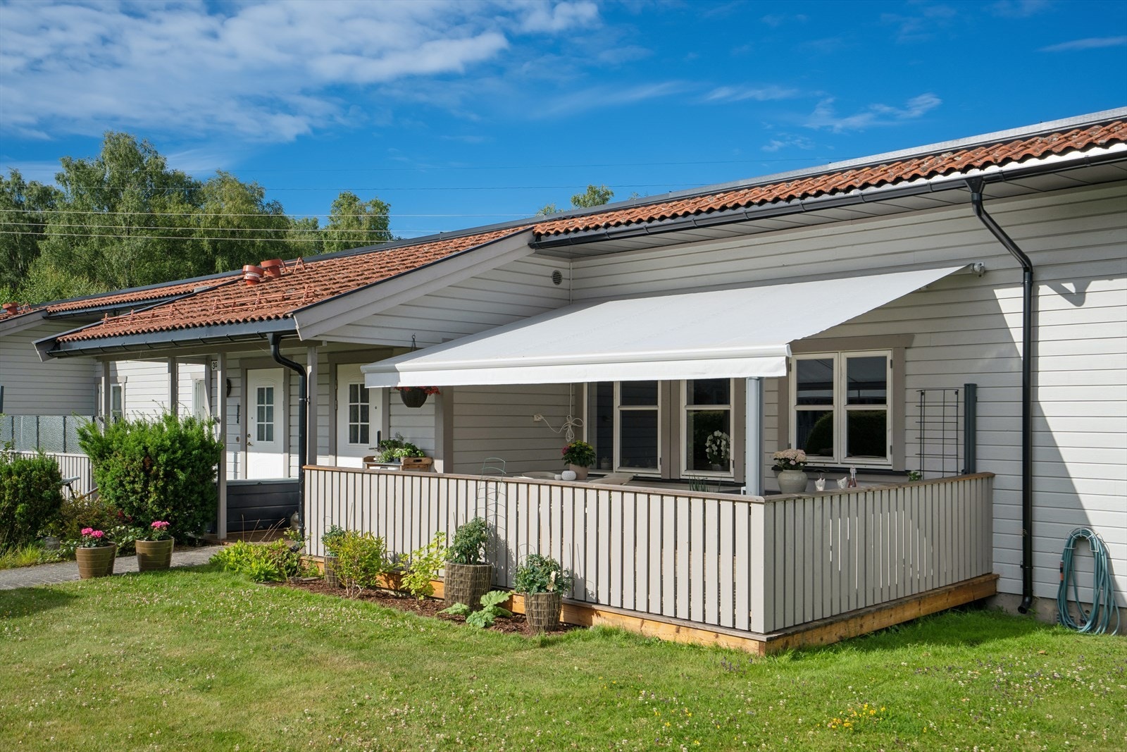 Leiligheten er en del av Sameiet Presterødtunet, et ombygget skolebygg fra ca. 1960, omgjort til leiligheter på tidlig 2000-tallet. Galleribilde