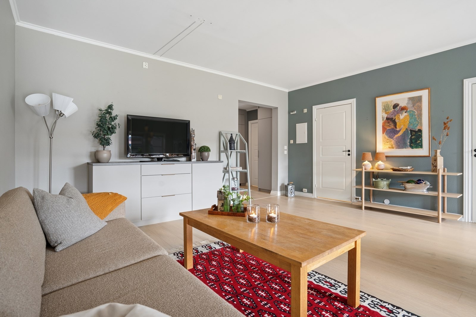 Rommet er av god størrelse, med plass til inndeling av flere soner. Galleribilde