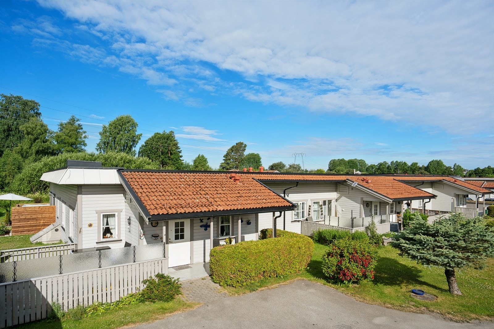 Sameiet har hyggelige fellesarealer med plen og beplantning. Galleribilde