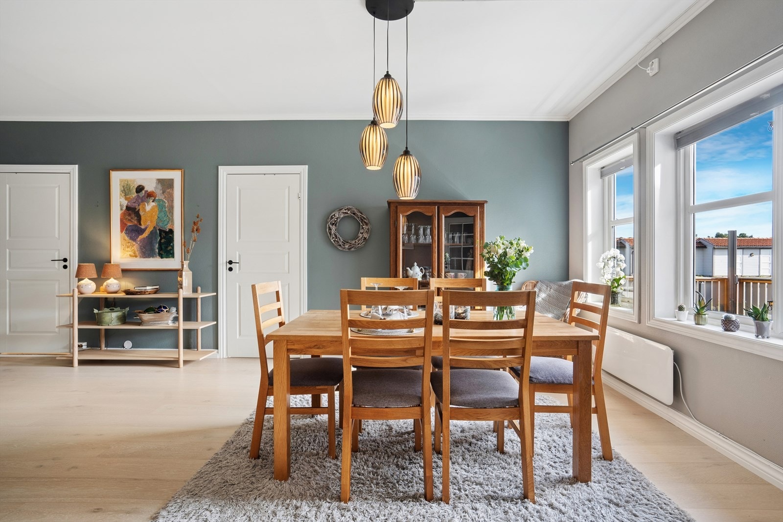 Spisestuen har god plass til hyggelige måltider med familie og venner. Galleribilde