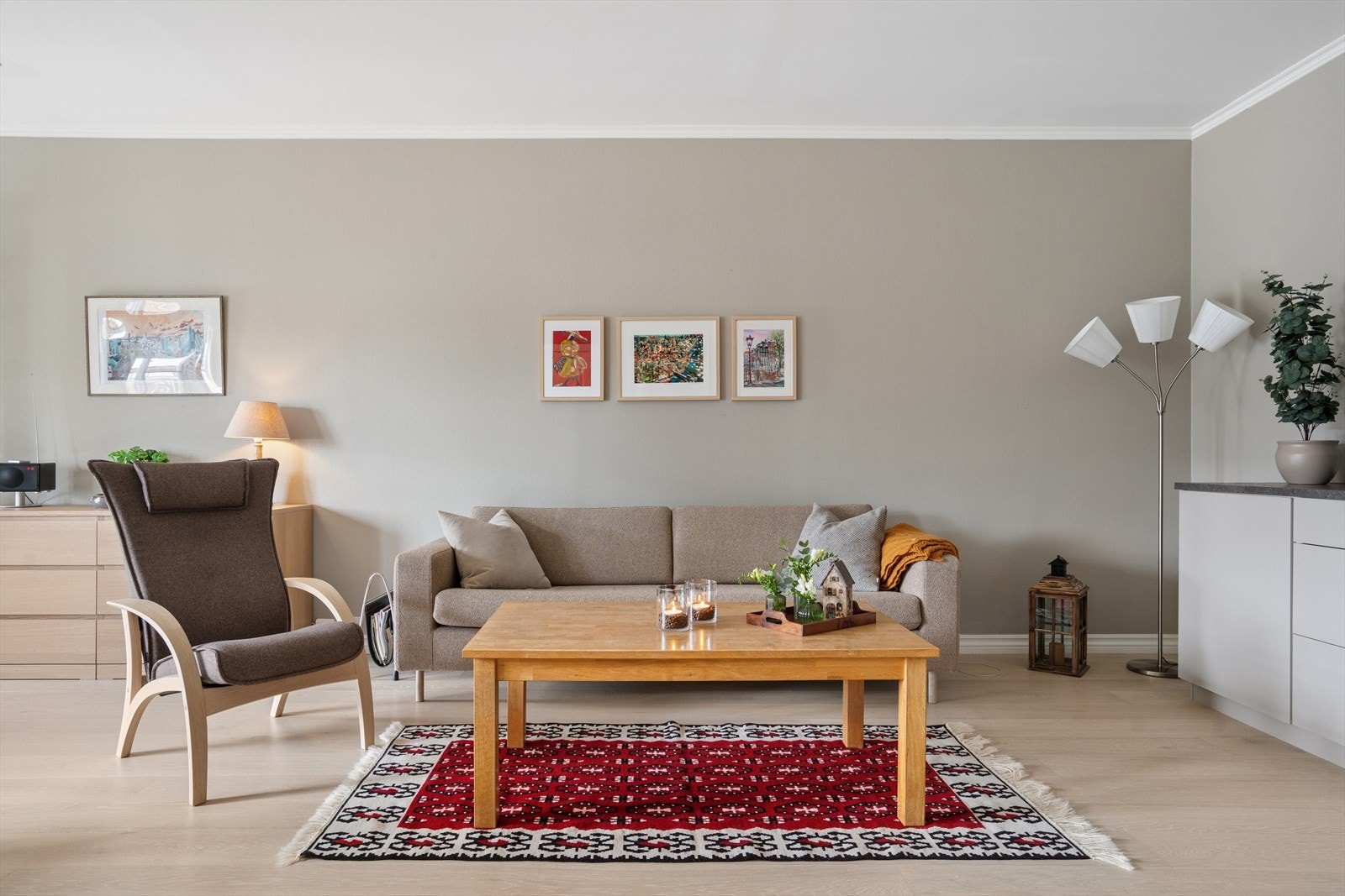 Stuen har god plass til en romslig sofagruppe og annet møblement. Galleribilde