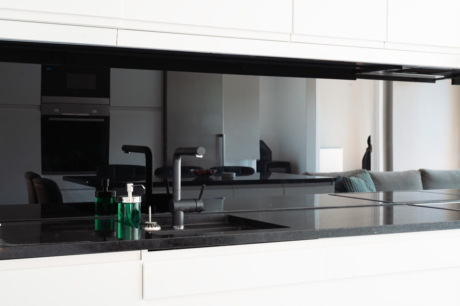 Kjøkkenet er utstyrt med integrerte hvitevarer, herunder Bosch stekeovn og Siemens mikrobølgeovn i høyskap, oppvaskmaskin og Electrolux platetopp. Kjøleskap med frysedel medfølger handelen. Galleribilde