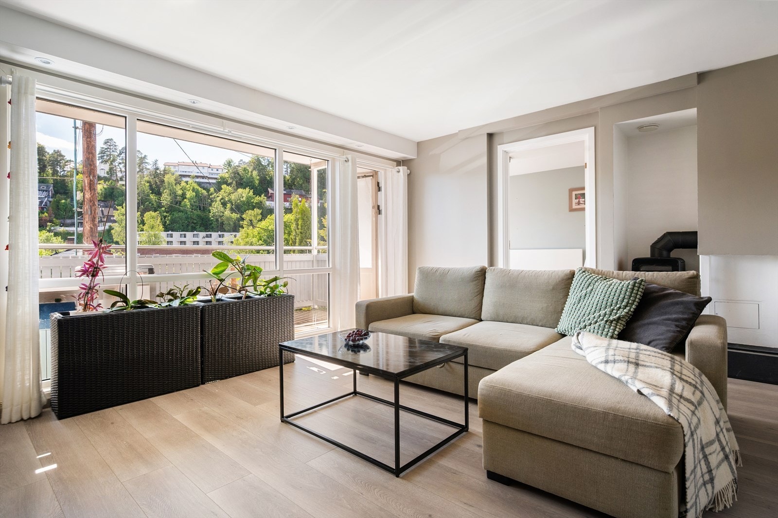 Her er det god plass til sofagruppe og øvrig møblement, slik at du enkelt kan innrede et komfortabelt oppholdsrom. Galleribilde