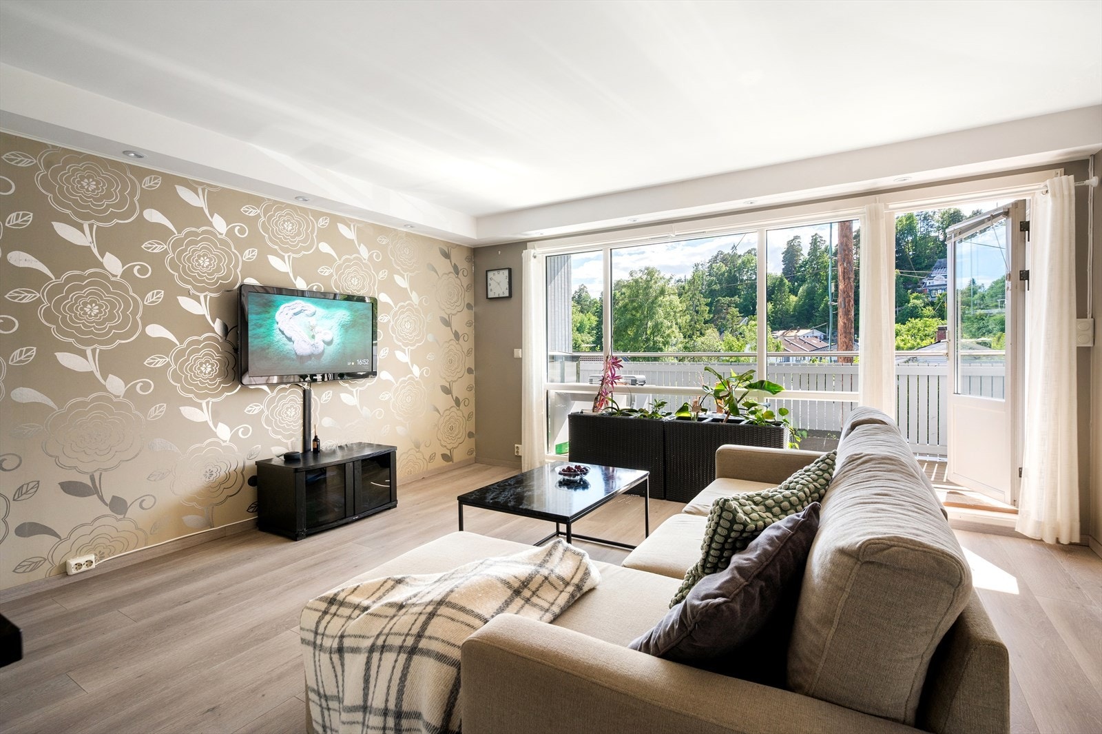 Stuen er lys og innbydende med store vindusflater som slipper inn rikelig med naturlig lys og skaper en luftig atmosfære. Galleribilde