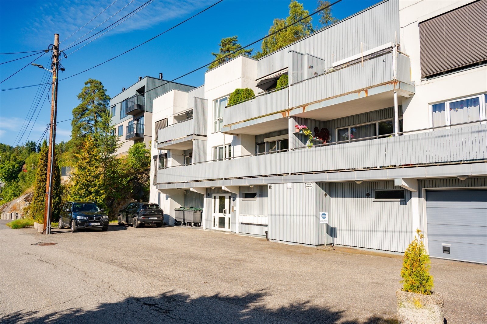 En attraktiv selveierleilighet i et rolig og trafikkskjermet boligområde på Nordstrand med kort vei til både natur og servicetilbud. Galleribilde