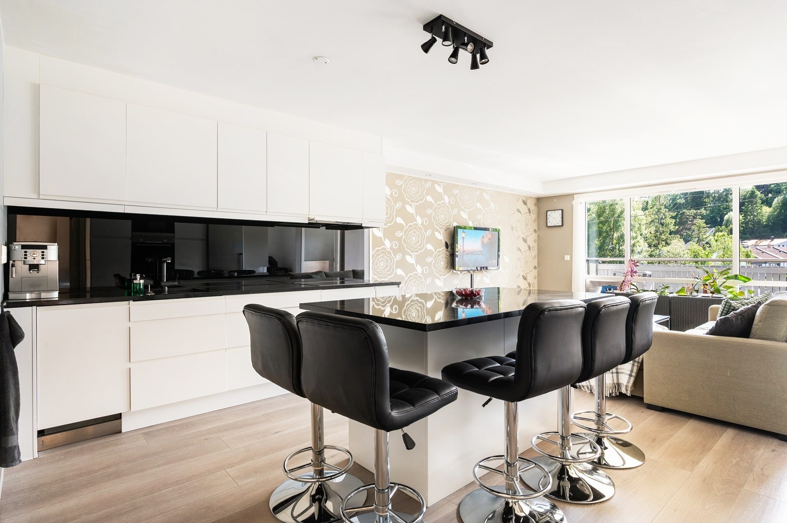 Stuen ligger i en åpen løsning mot kjøkkenet, noe som skaper en sosial og funksjonell planløsning - perfekt både til hverdags og når du har gjester. Galleribilde