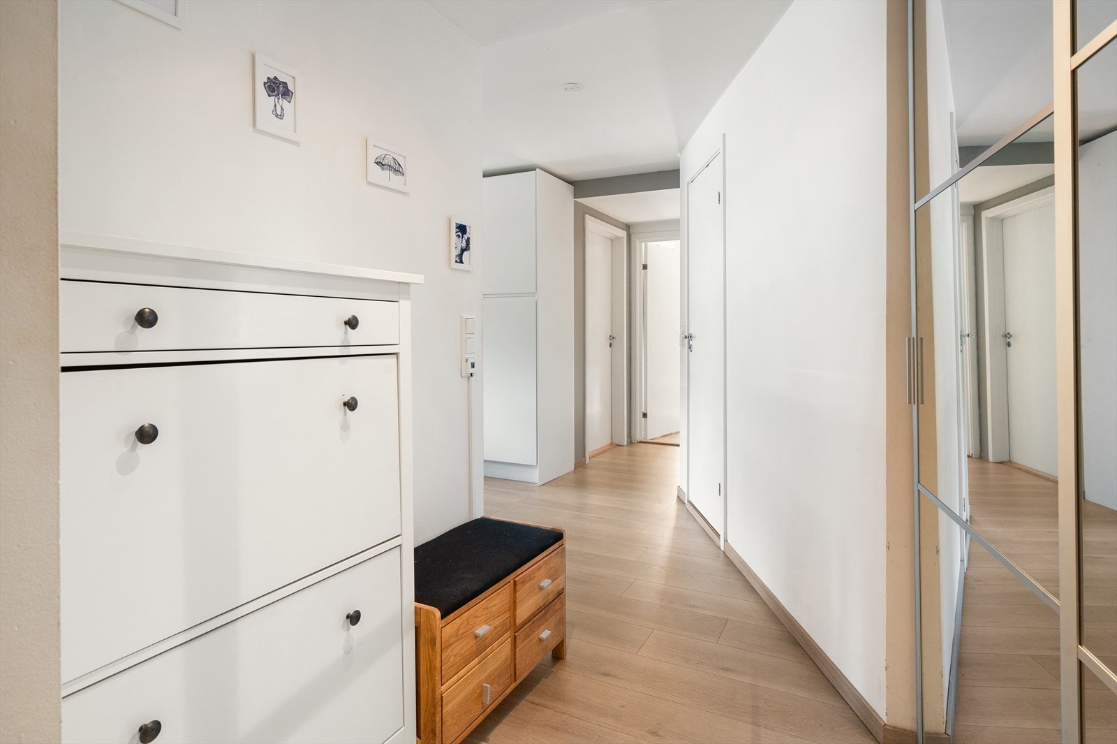 Det første som møter deg er en lys og innbydende entré med god plass til oppbevaring av yttertøy og sko. Galleribilde