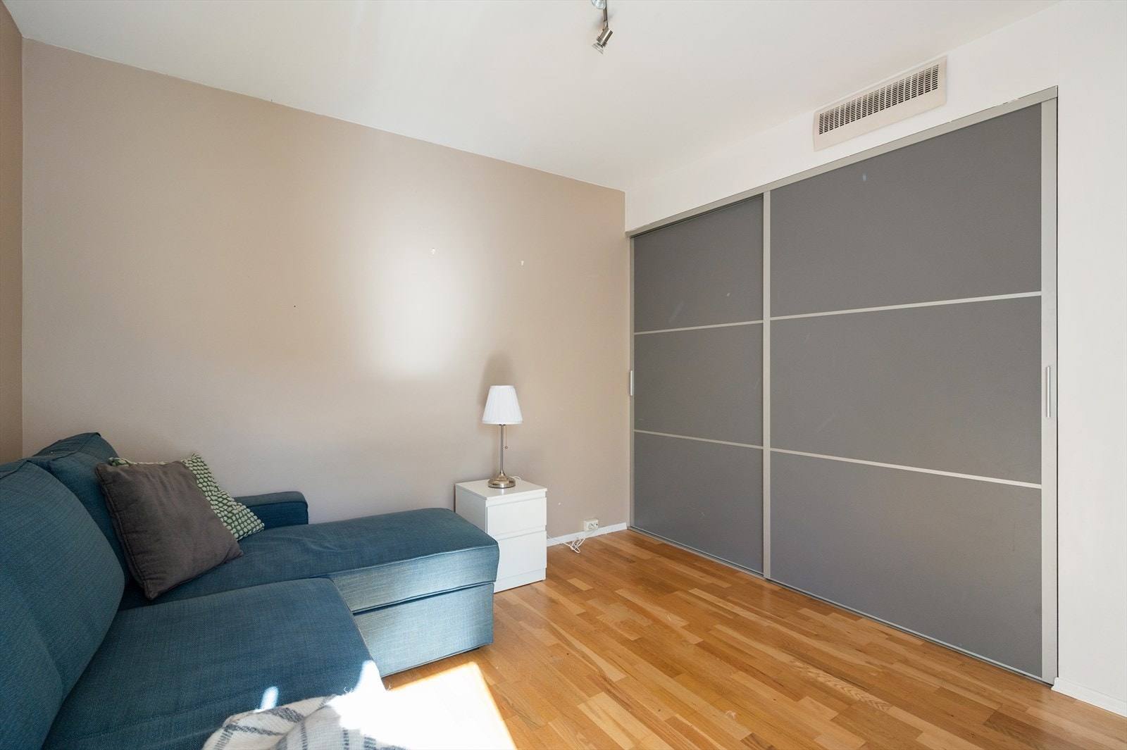 Soverommet er innredet med stor skyvedørsgarderobe. Galleribilde