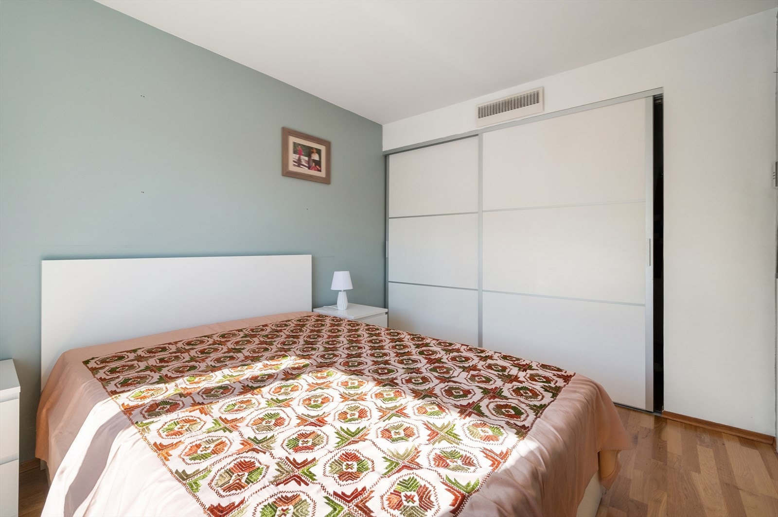 Soverommet er innredet med romslig skyvedørsgarderobe. Galleribilde