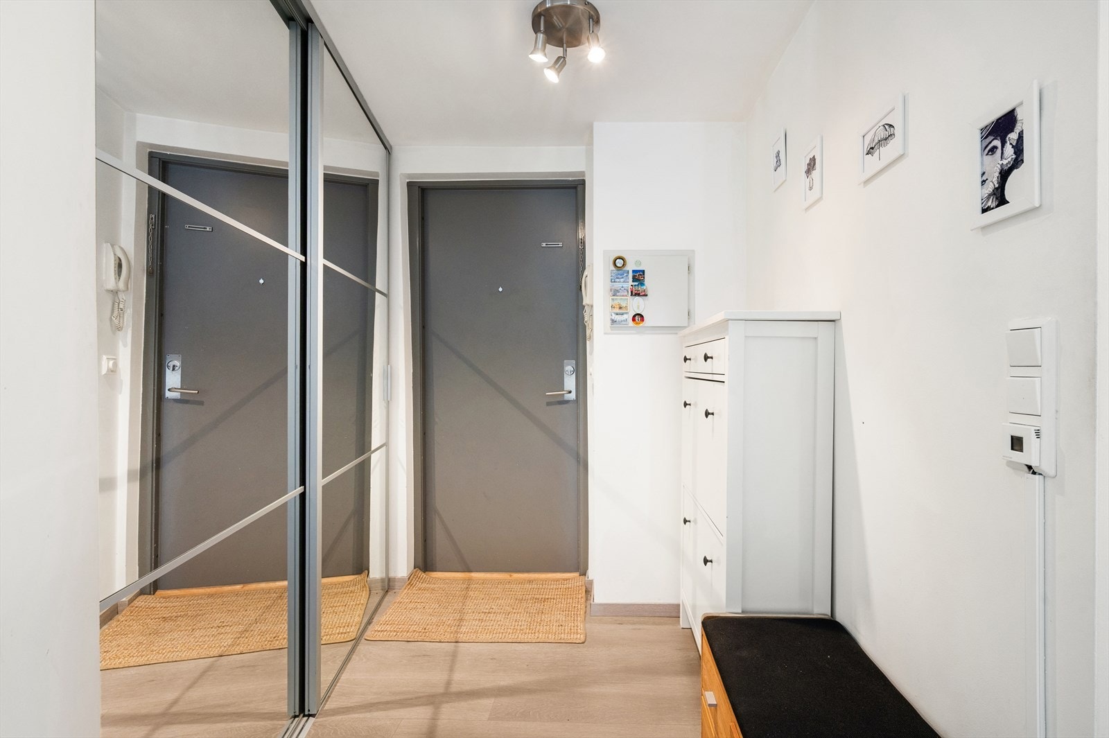 Entréen er praktisk innredet med et stort garderobeskap og skoskap som gir gode oppbevaringsmuligheter og bidrar til en ryddig og funksjonell inngangssone. Galleribilde