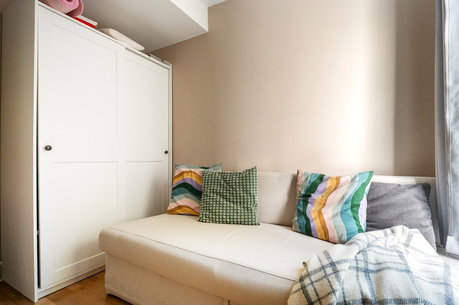 Soverom 3 på 7,7 kvm. Soverommet er innredet med skyvedørsgarderobe. Galleribilde
