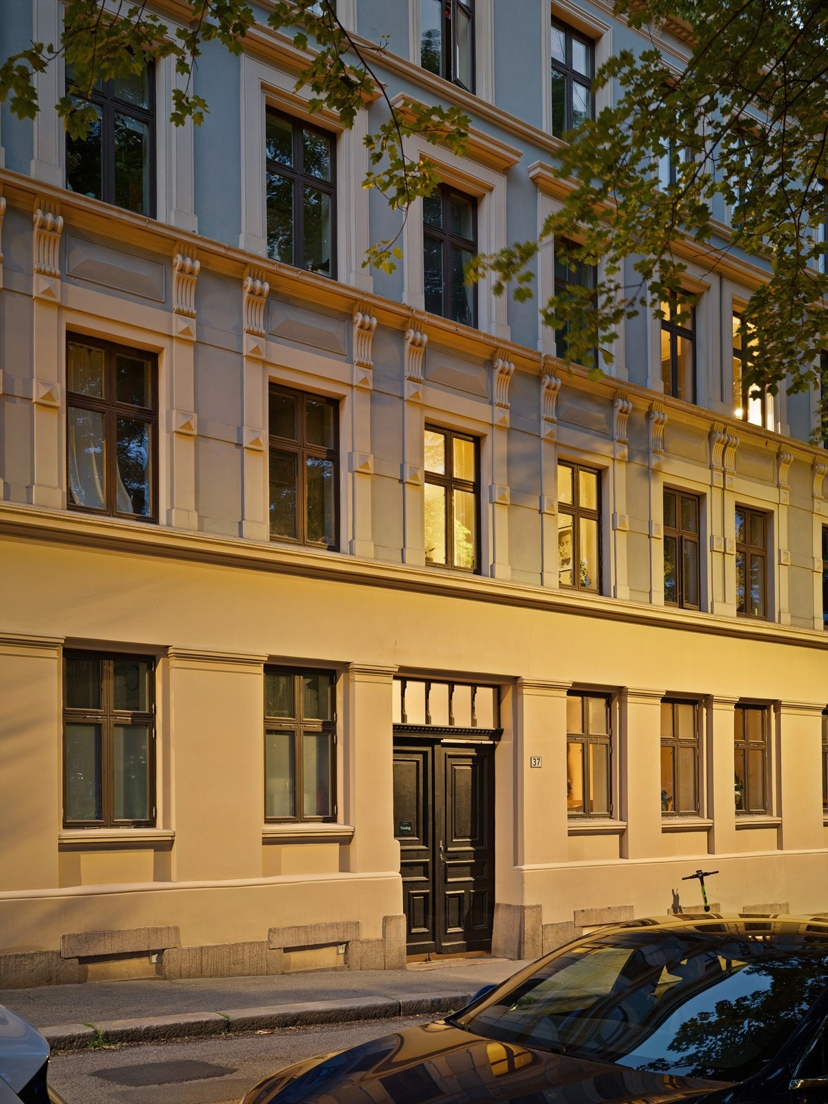 Maridalsveien 37 er et vakkert bygg fra 1897 på Kiellands Plass, midt mellom Grünerløkka og St. Hanshaugen. Her bor du svært sentralt, men samtidig tilbaketrukket! Galleribilde