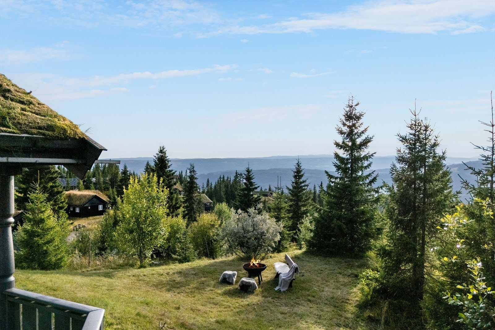 Uteplass med flott utsikt og gode solforhold. Galleribilde