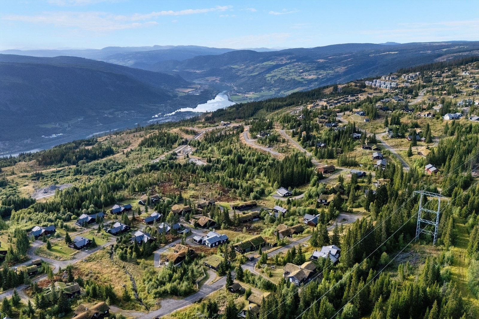 Vidstrakt utsikt over Gudbrandsdalen. Galleribilde