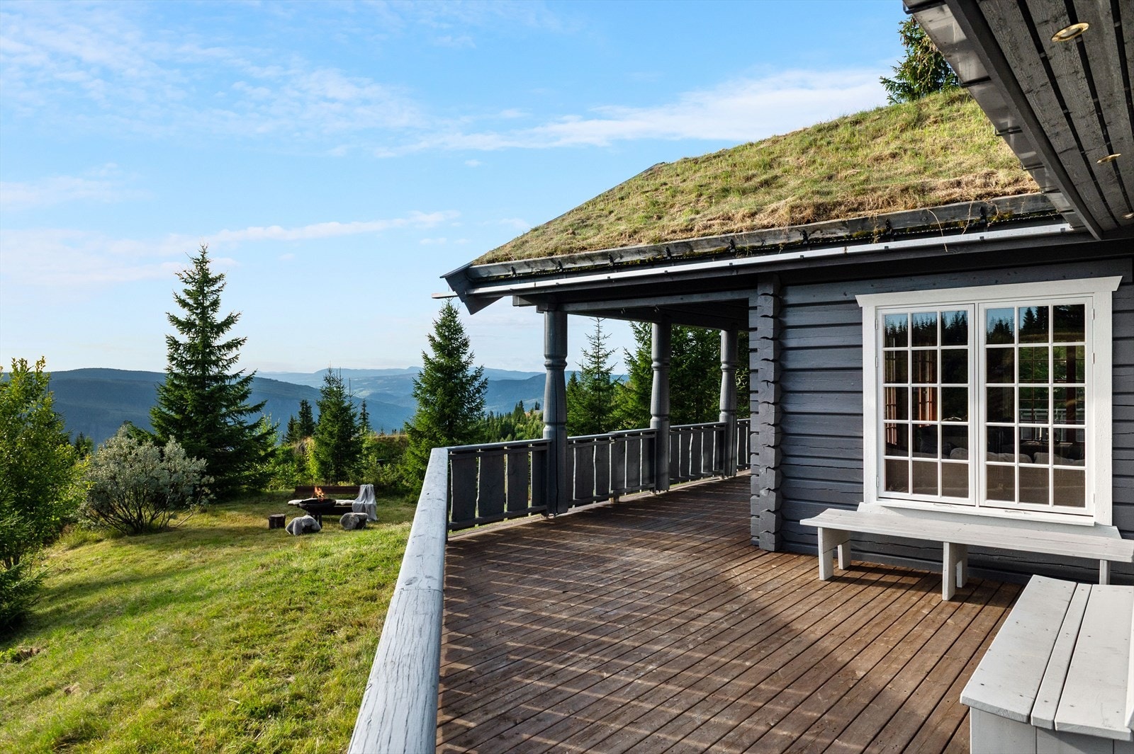 Terrassen på 54 m² går rundt store deler av hytta. Galleribilde