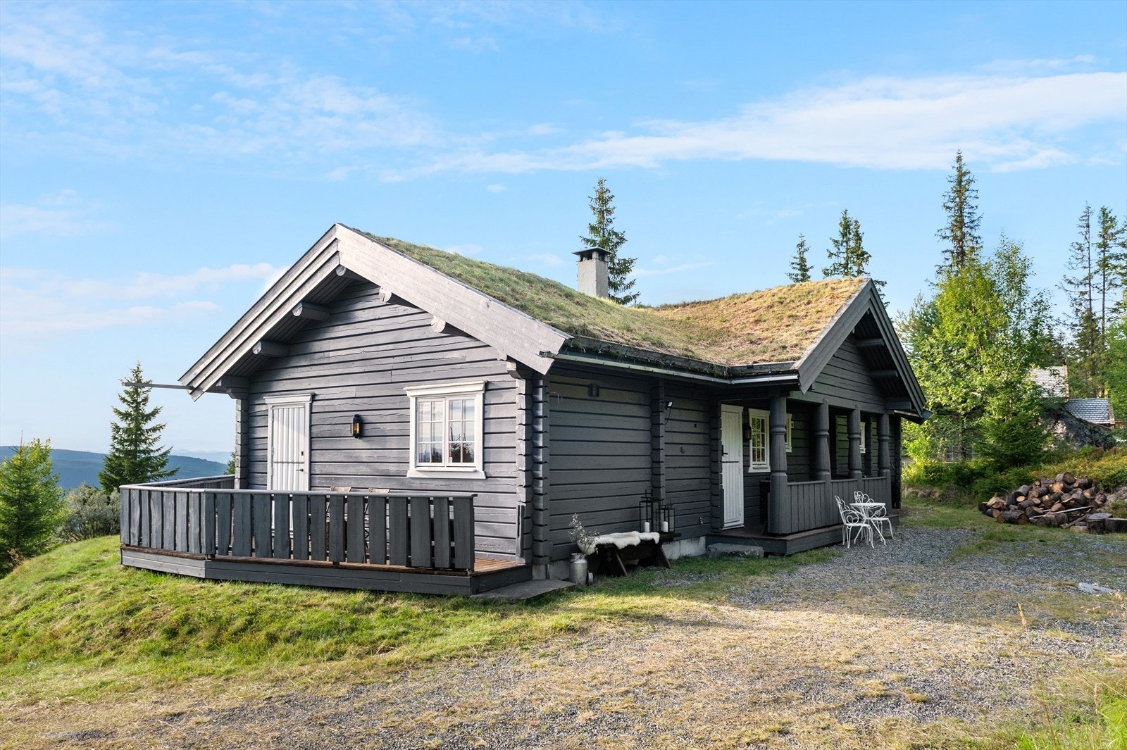 Eiendommen har en stor og privat tomt. Galleribilde