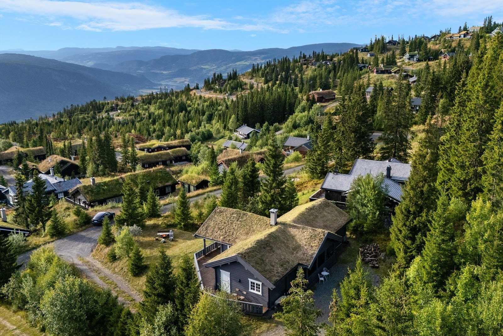 Hytta ligger sentralt i det populære hytteområdet på Hafjell. Galleribilde