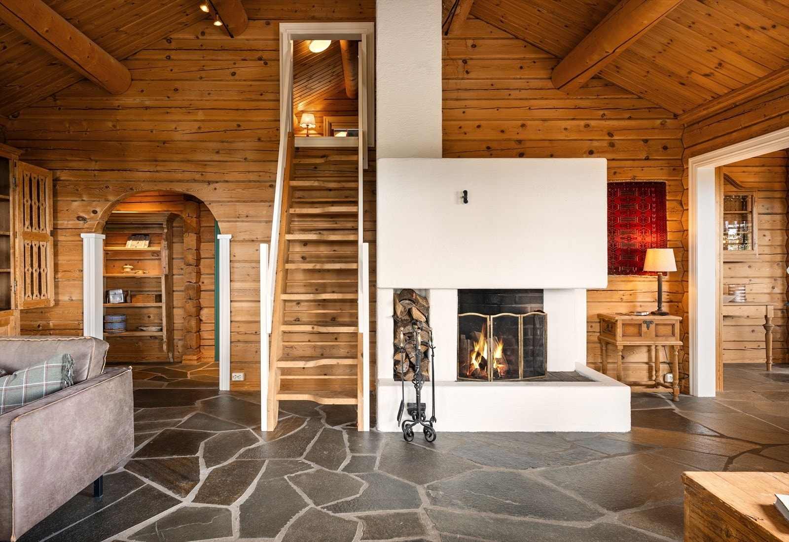 En sentralt plassert peis gir varme og hygge på kalde dager. Galleribilde