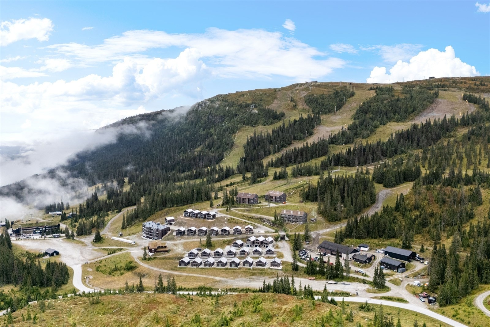 Alpinanlegget ligger som et bakteppe for hyttefeltet. Galleribilde