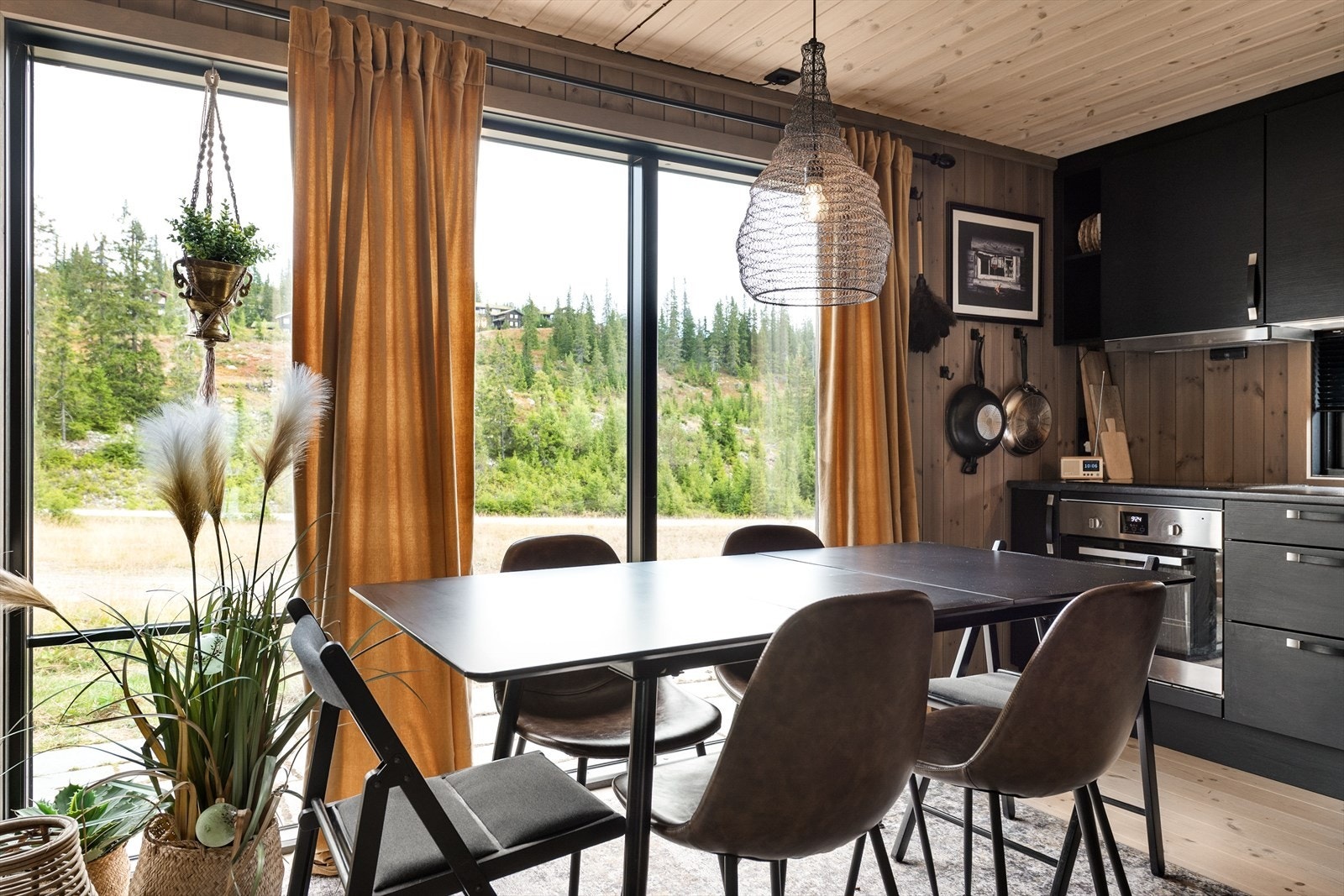 Spiseplassen er plassert ved de store vinduene med utsikt mot fjellandskapet. Galleribilde