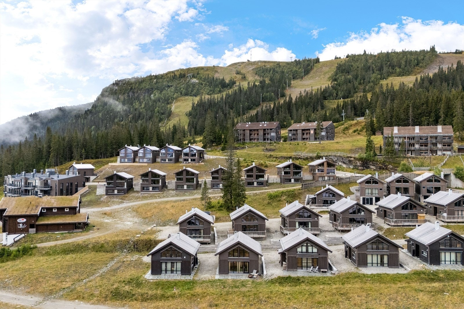Hyttefeltet ligger solvendt og fint til i fjellsiden. Galleribilde