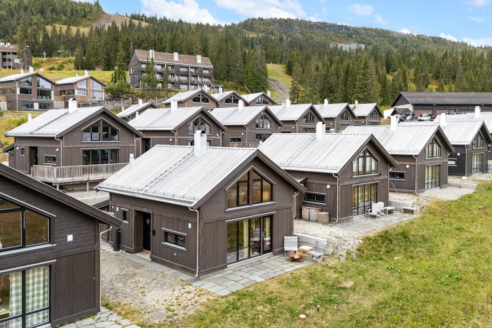Hytta er en del av Midtibakken alpingrend, med moderne fritidsboliger. Galleribilde