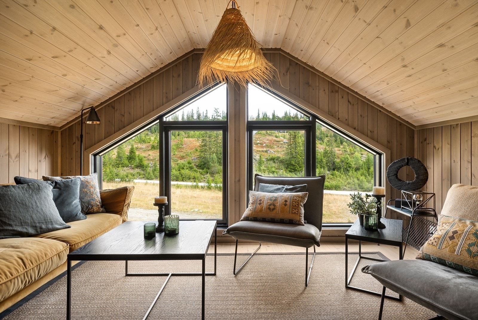 Loftstuen har store vinduer som rammer inn utsikten og gir rikelig med lys. Galleribilde