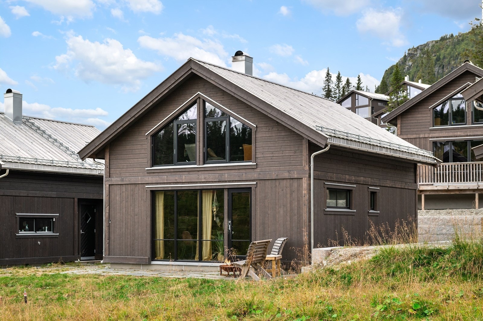 Taket er tekket med tretak, og nedløp er i metall. Galleribilde