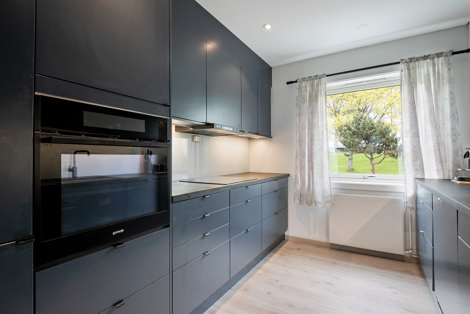 Moderne innredning med integrerte hvitevarer skaper et ryddig og harmonisk uttrykk. Galleribilde