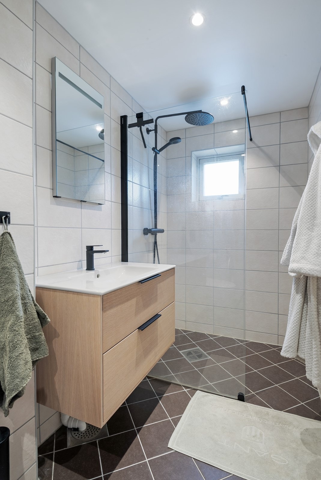Den romslige dusjsonen med glassvegger gir badet et luftig og praktisk preg. Galleribilde