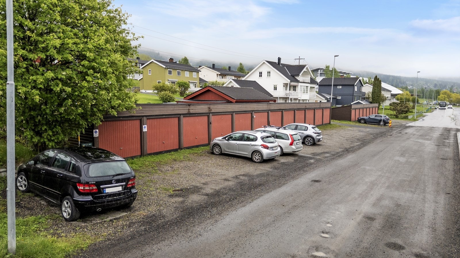 Oppbevaringsløsninger med bod i kjeller og loft, samt mulighet for garasjeplass etter søknad. Galleribilde