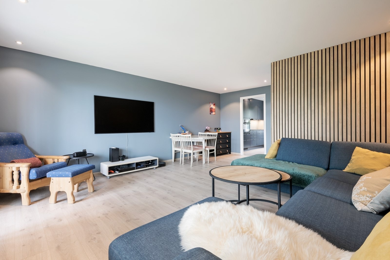 Et trivelig oppholdsrom med elegant spilevegg, godt lysinnslipp og en lun atmosfære. Galleribilde