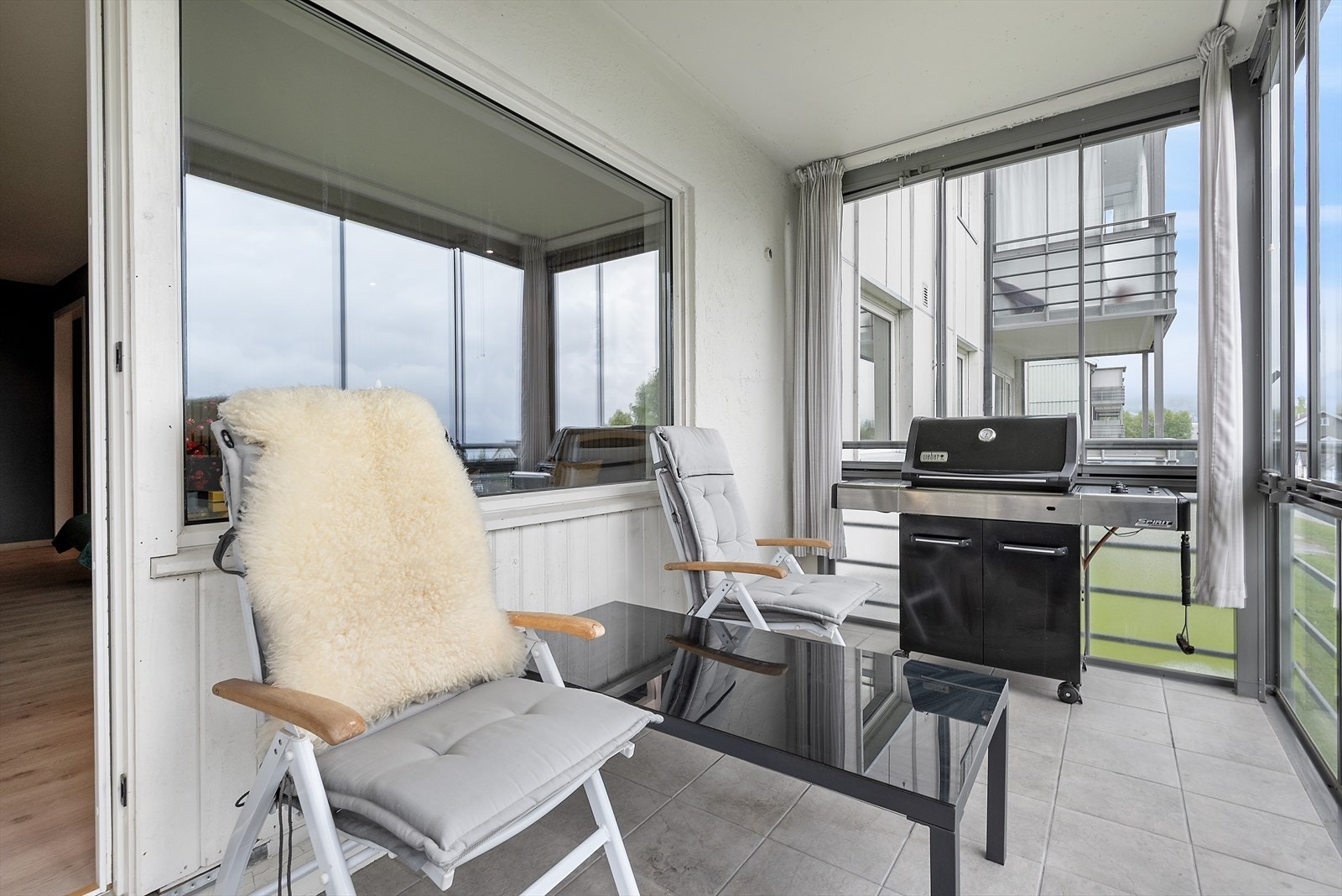 Den romslige plassen gir gode møbleringsmuligheter og gir et lunt og skjermet oppholdsareal. Galleribilde