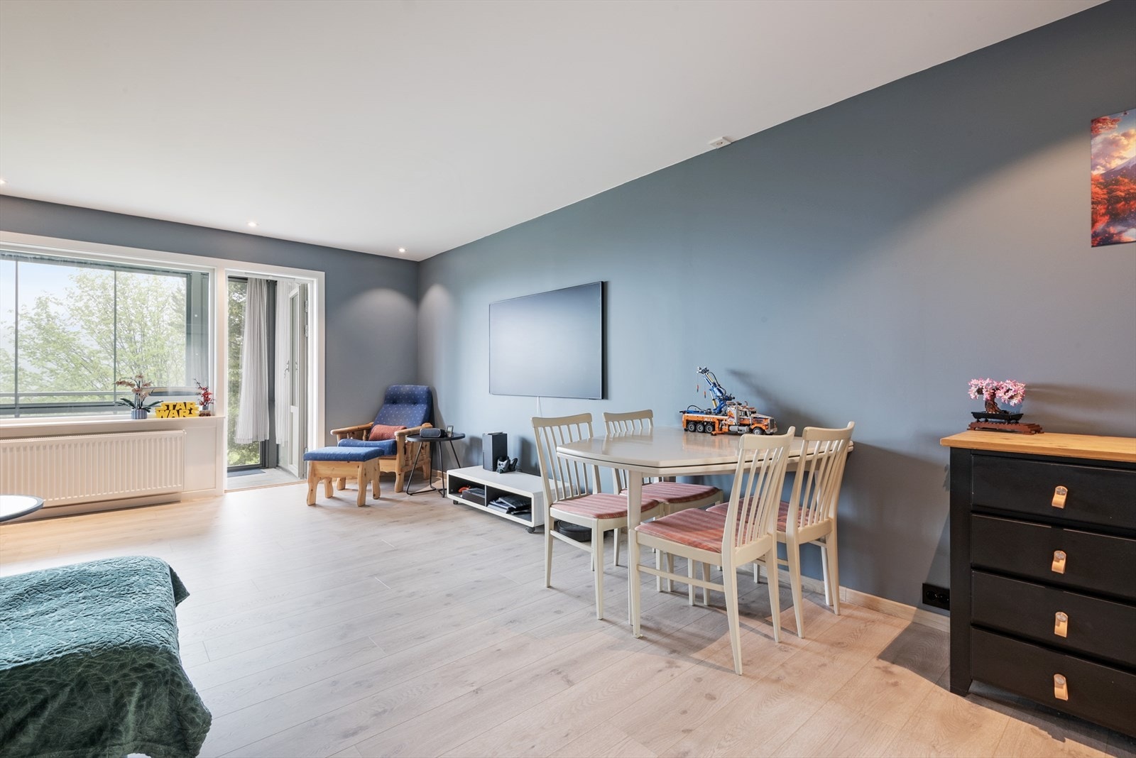 Stuen har også en naturlig sone for spiseplass, med plass til hyggelige måltider med familie og venner. Galleribilde