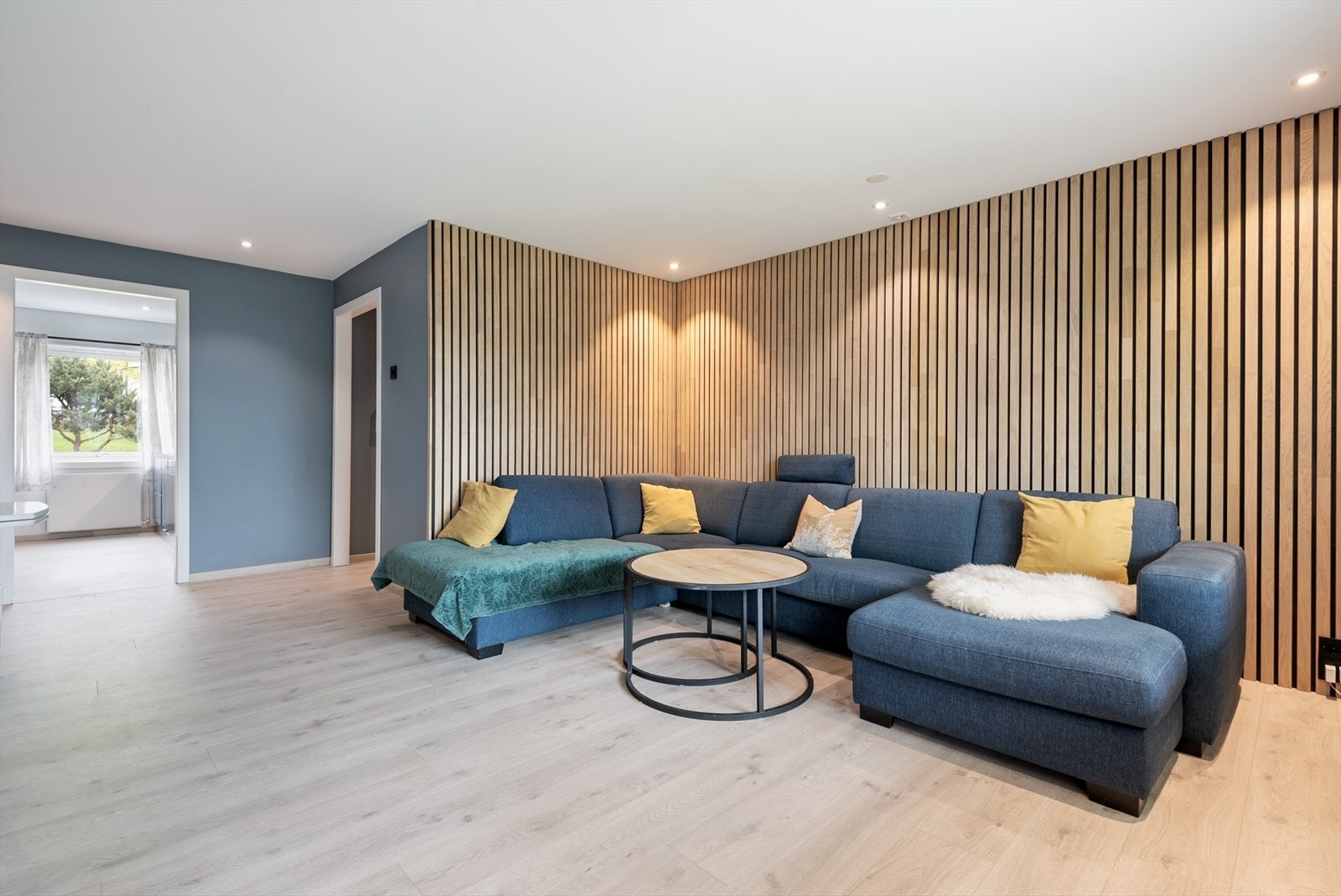 Velkommen inn i en lys og moderne stue med god plass til både avslapning og sosialt samvær. Galleribilde