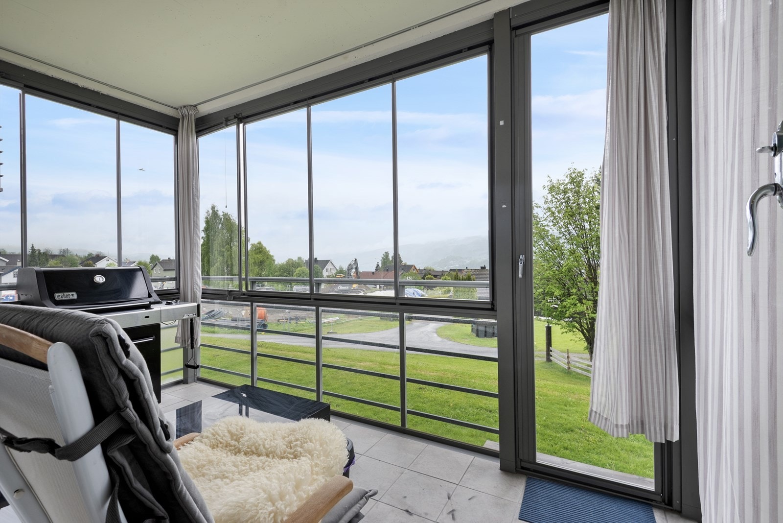 Den innglassede balkongen byr på fine muligheter for både avslapning og sosiale sammenkomster. Galleribilde