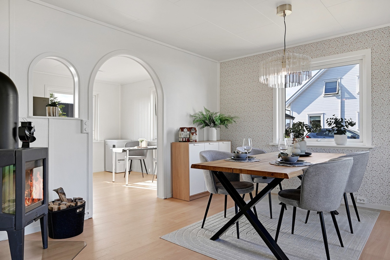 Lys spisestue med plass til stort spisebord og naturlig lys fra flere vinduer Galleribilde