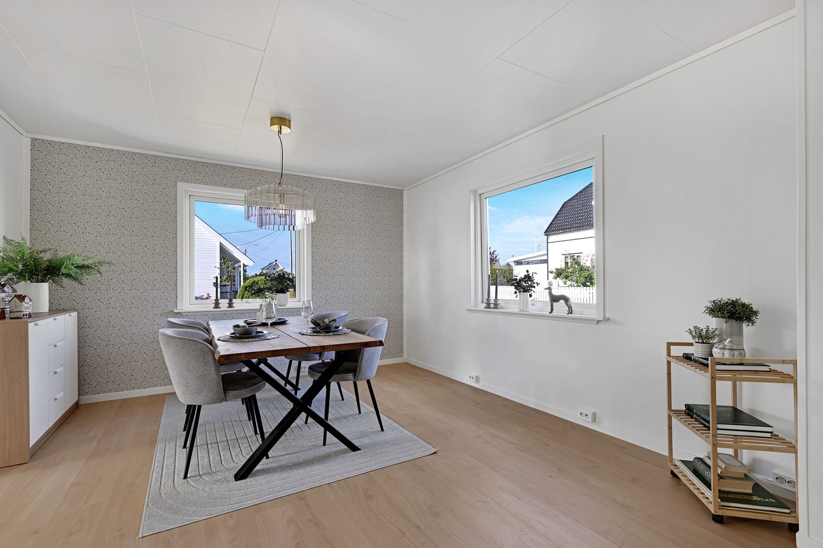 Lys spisestue med plass til stort spisebord og naturlig lys fra flere vinduer Galleribilde