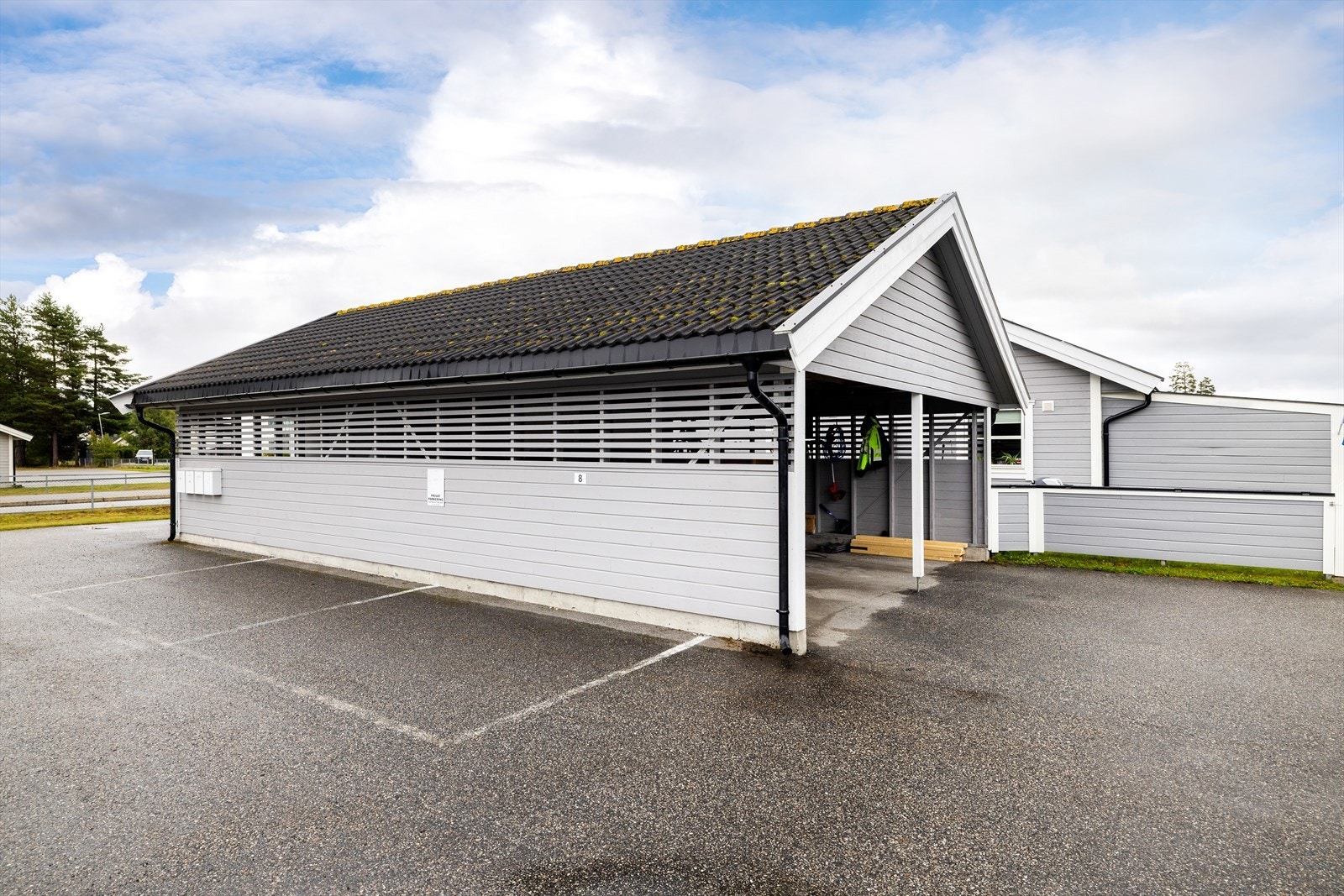 Carportanlegget inkluderer en egen bod på ca. 5 m² for ekstra lagring. Galleribilde