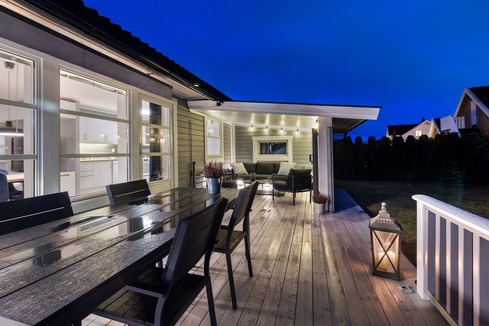 Terrassenhar god plass til både spisebord og sittegruppe under tak. Galleribilde