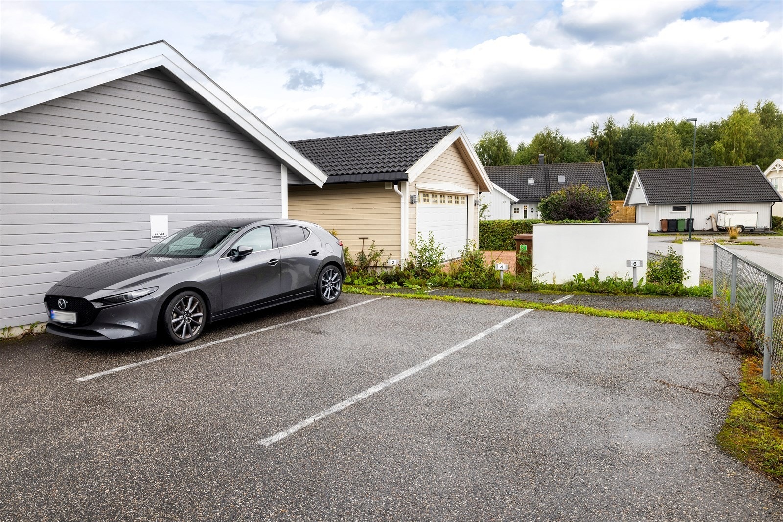I tillegg til carport er det biloppstillingsplass på felles asfaltert området. Galleribilde