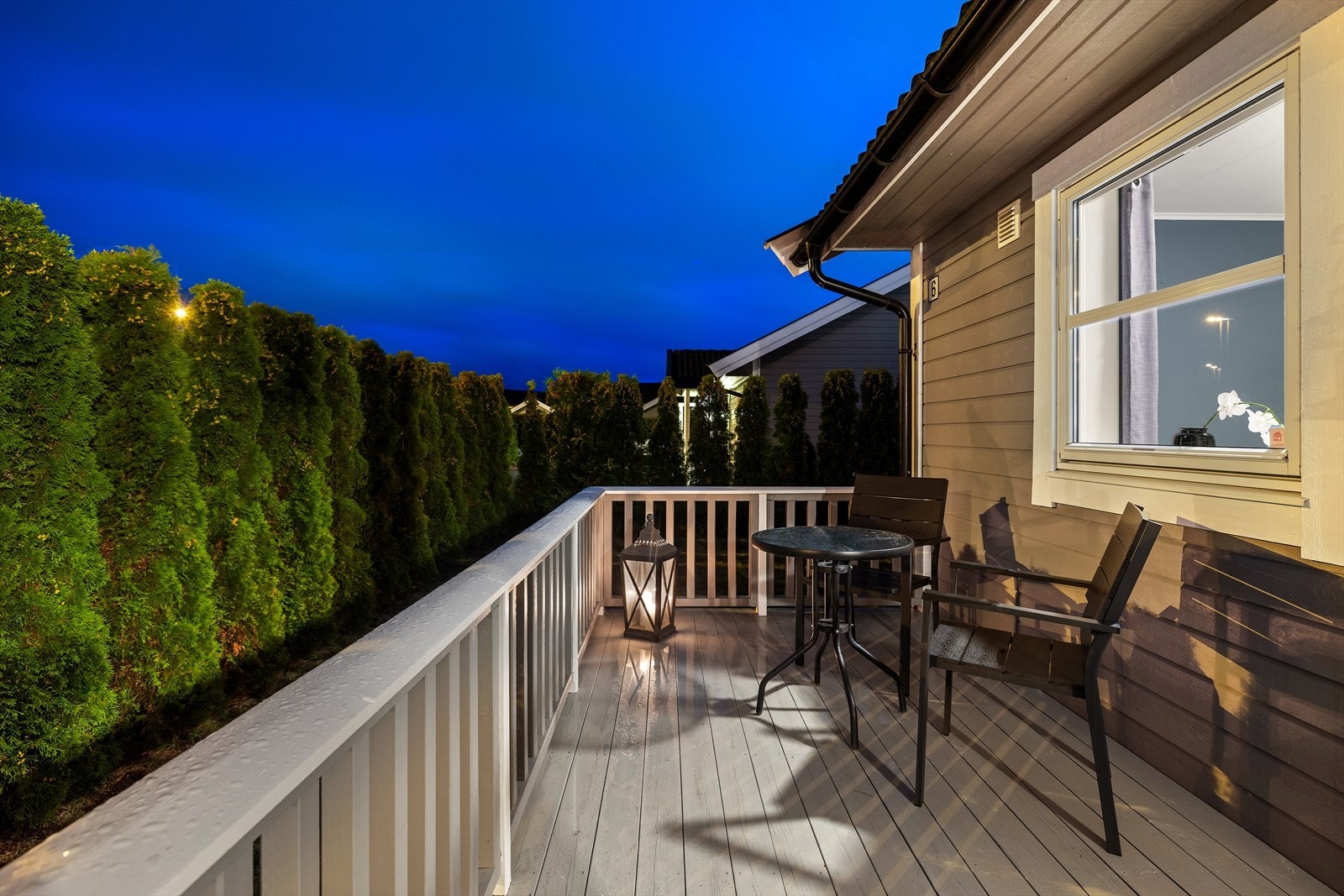 Nordøstvendt terrasse på fremsiden av boligen, perfekt for morgenkaffen. Galleribilde