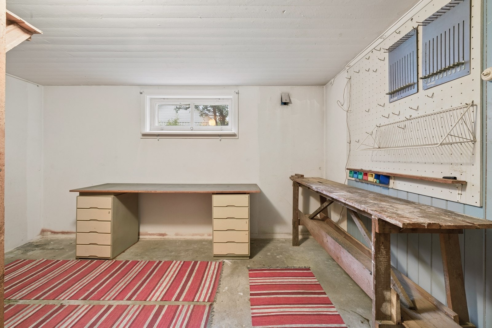 Det er to hobbyrom med høvelbenk og arbeidsbenk som følger. Galleribilde