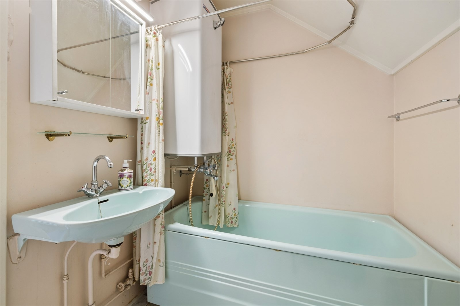 Badet har wc, vask og badekar. Galleribilde