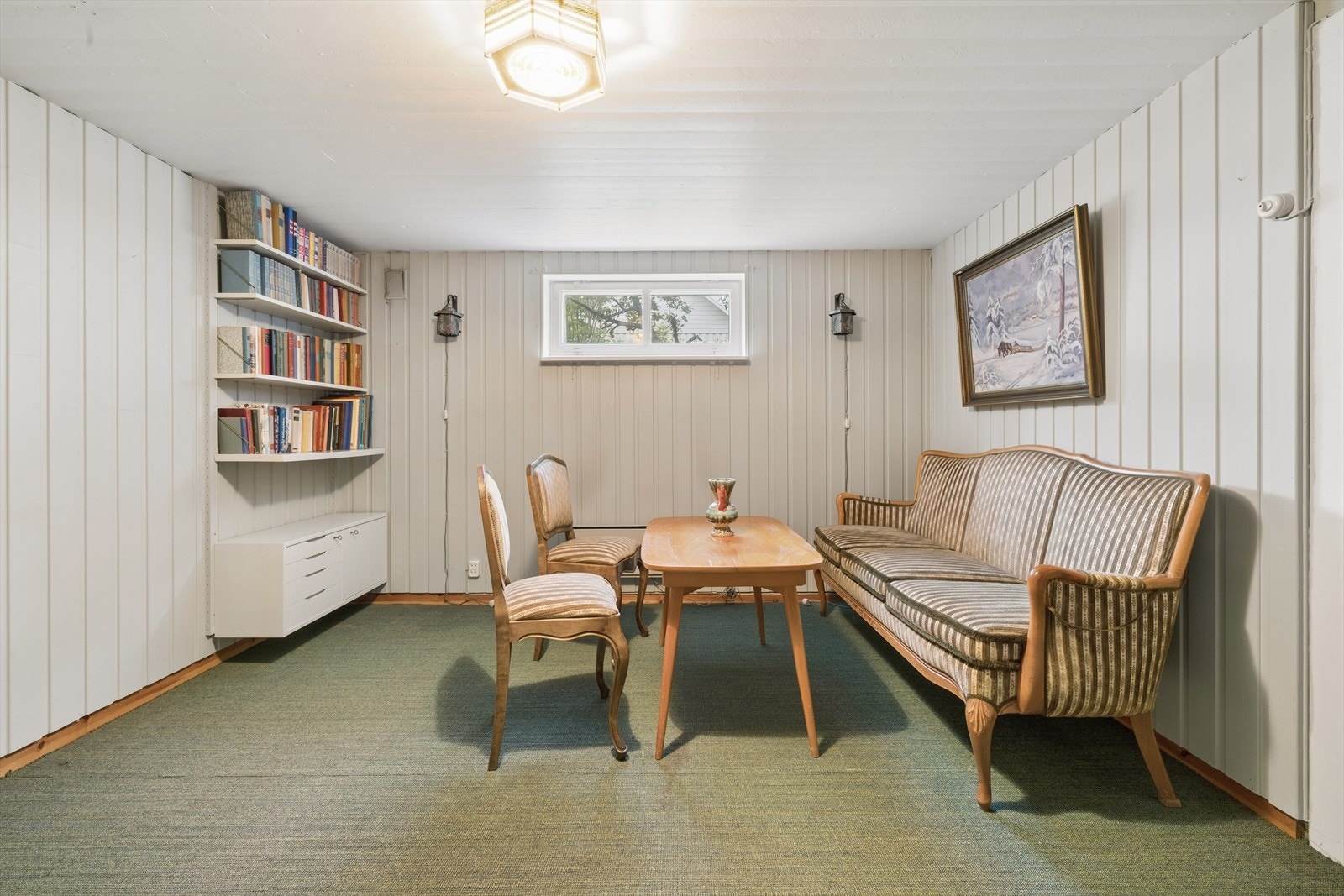 Dagens eier benytter dette som kjellerstue. Rommene i kjelleren er ikke godkjent for varig opphold. Galleribilde